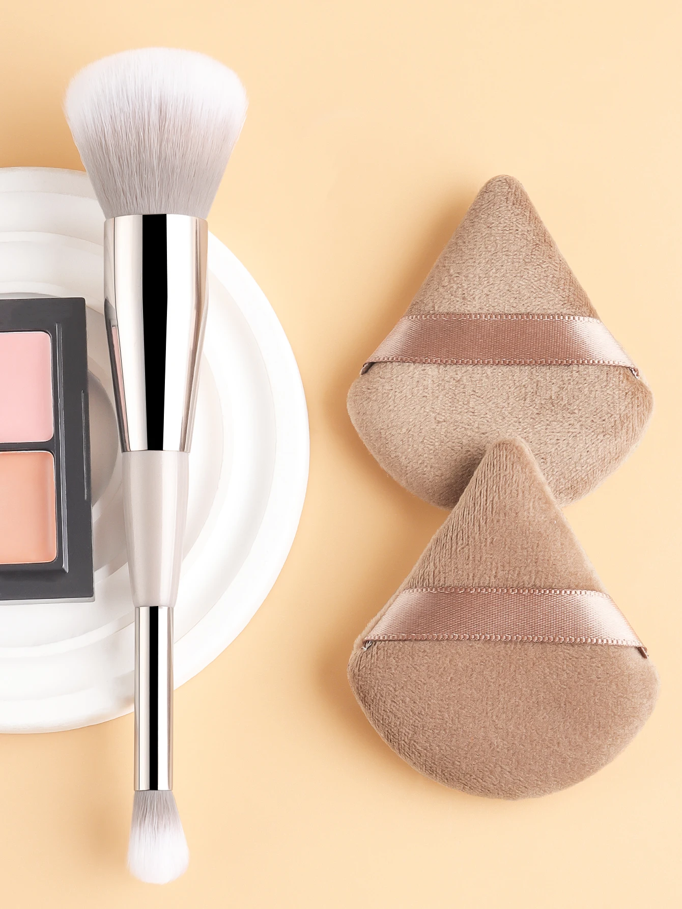 Un seul grand fard à joues en poudre, plus deux bouffées de poudre, brosse multifonctionnelle à double tête pour ombre à paupières, outil de maquillage pour le visage