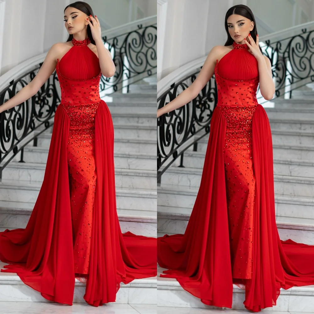 Maßgeschneidertes zartes rotes Satin-Abendkleid, exquisites Neckholder-ärmelloses Kristall-Abschlussballkleid, Kapellenschleppe, Partykleid mit Reißverschluss hinten