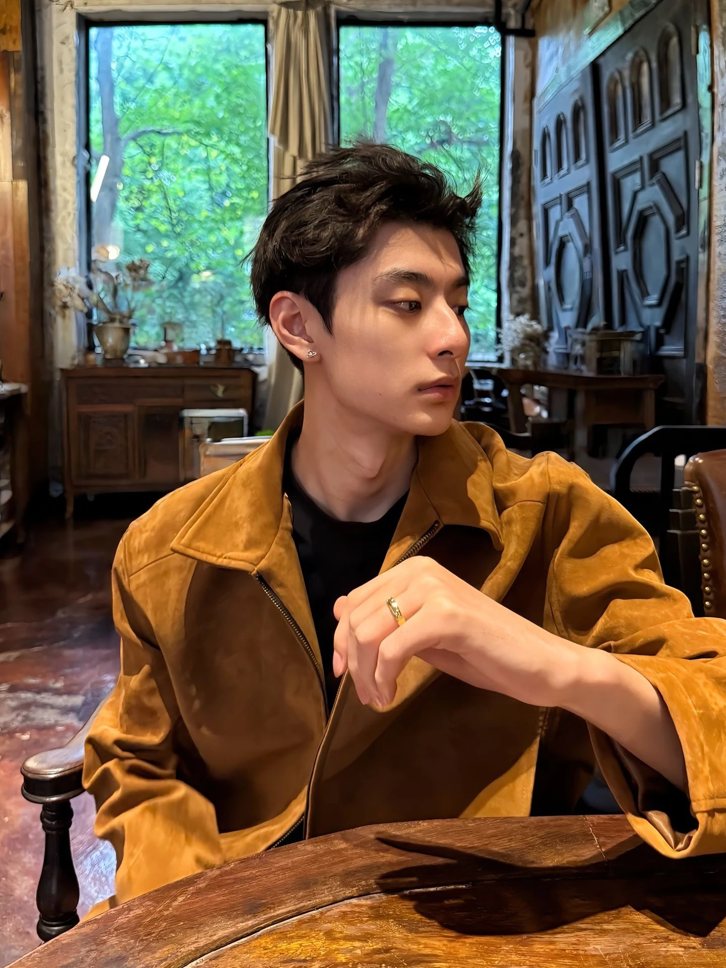 

Мужская осенняя куртка-бомбер из замши с кожаными вставками, с отложным воротником, дышащая, удобная, на молнии