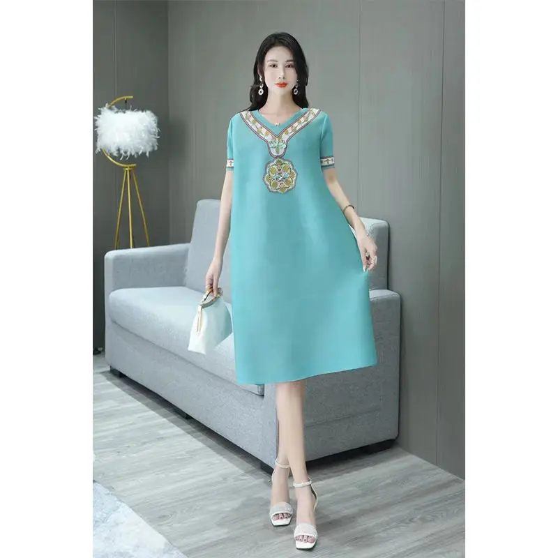 

Retro design sense fold dress female 2023 Summer new high -end o neck short sleeve foreign loose and thin mid -length dress