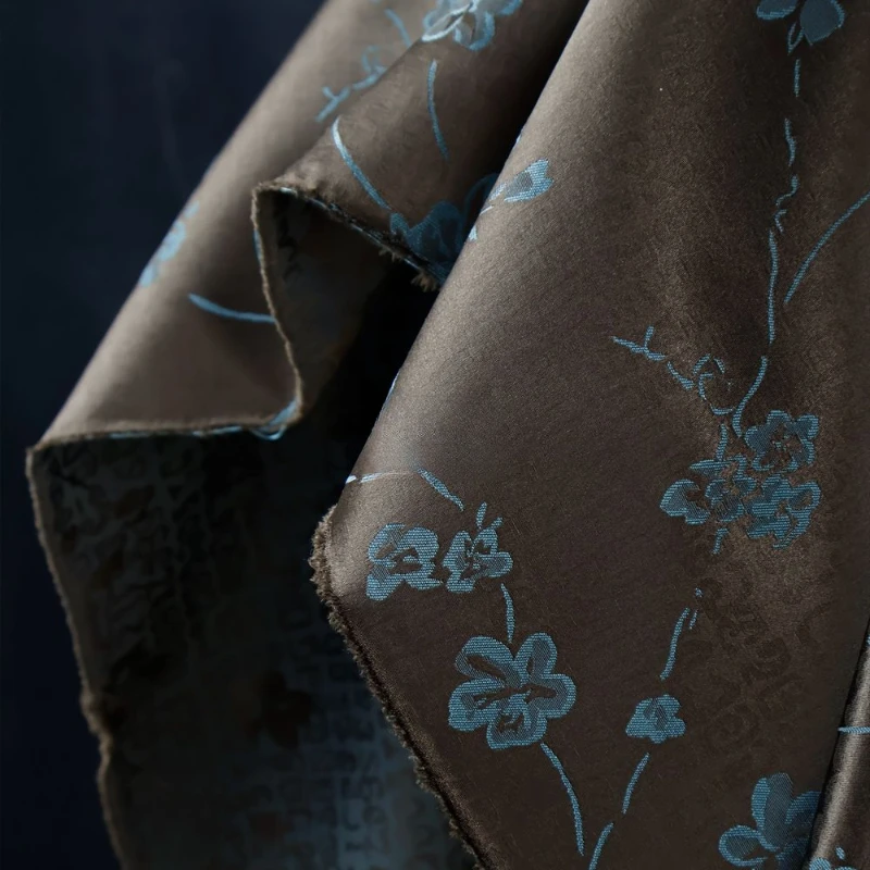 فستان بني صديق للبشرة غير مرن، صورة ظلية صغيرة عالية اللمعان من قماش الجاكار الساتان شيونغسام، تنورة طويلة من قماش هانفو