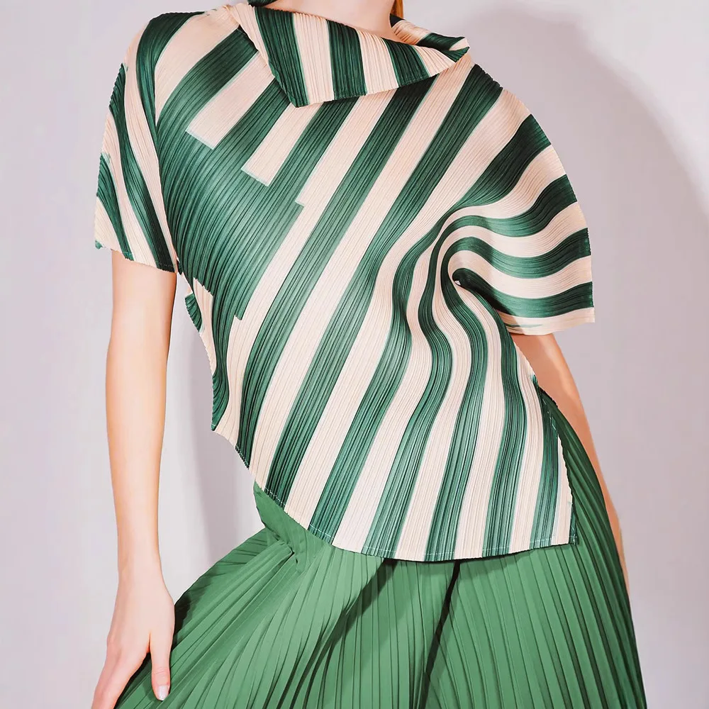 

2025 Loose Women's Clothing Miyake Pleated Striped Printed Two-piece Set Casual Pants Top Set Commuter Wear