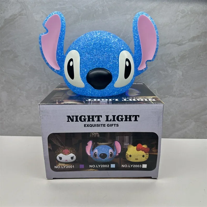 Nuova lampada da proiezione Disney Stitch Star Figura di cartone animato Particelle Bambola 3D Luce notturna creativa Decorazione domestica romantica Regali per bambini