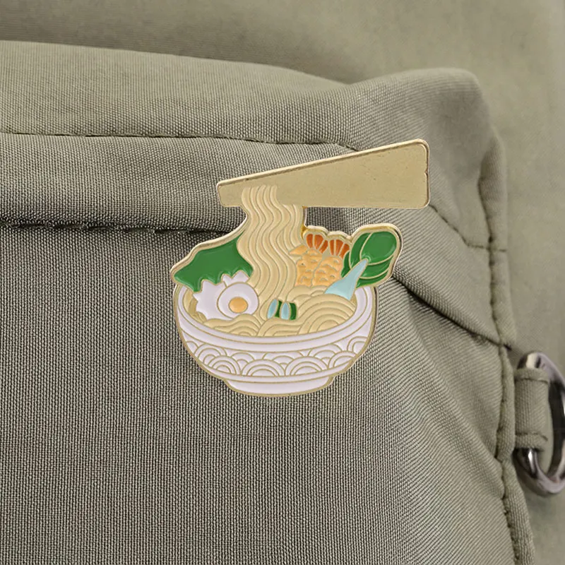 Ramen-Schüssel mit Ei und Gemüse Emaille-Anstecknadel Japanischer Stil Feinschmecker-Brosche Revers-Abzeichen Schmuck Geschenk für Freunde – Detail 3