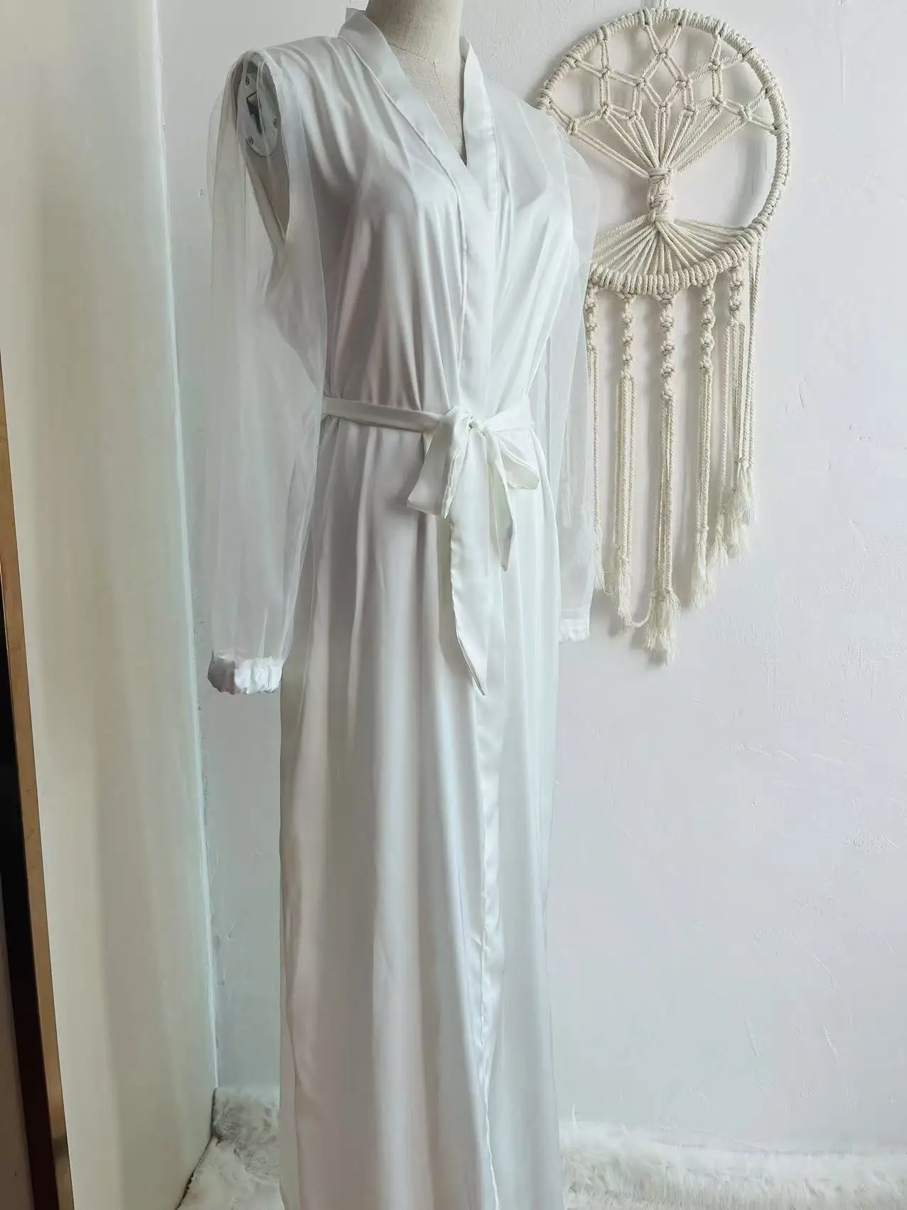 シルクサテン私室ローブブライダルドレッシングガウンローブワイドスリーブ花嫁ローブ足首ロングメッシュガウンホワイトローブブライドメイドギフト