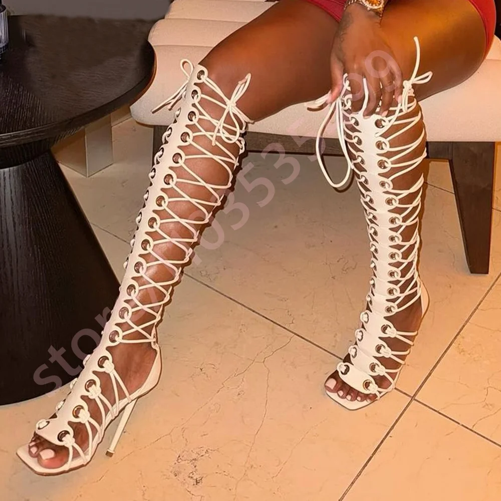 

Летние пикантные женские ботинки с полым ремешком, новинка 2025, модель с открытым носком, подиумные сапоги до колена, модные повседневные сандалии на шпильке в стиле Ins