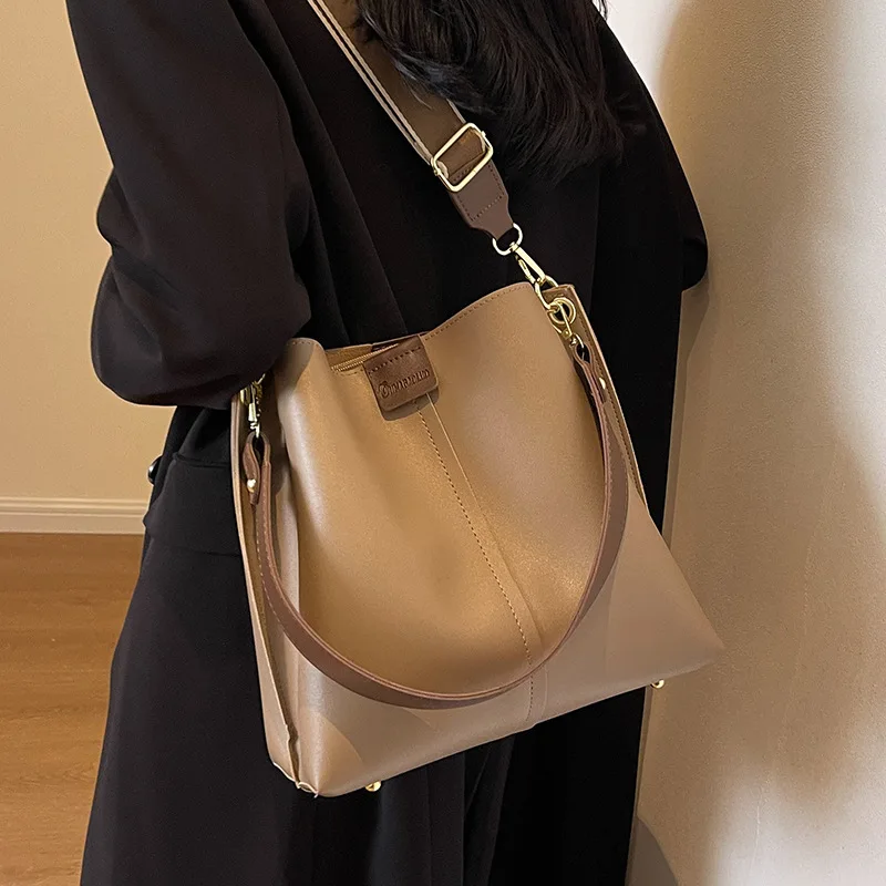 Women Large Capacity Bucket Bag Vintage PU Leather Shoulder Crossbody Bag Wide Adjustable Strap Commute Daily Ladies Handbag