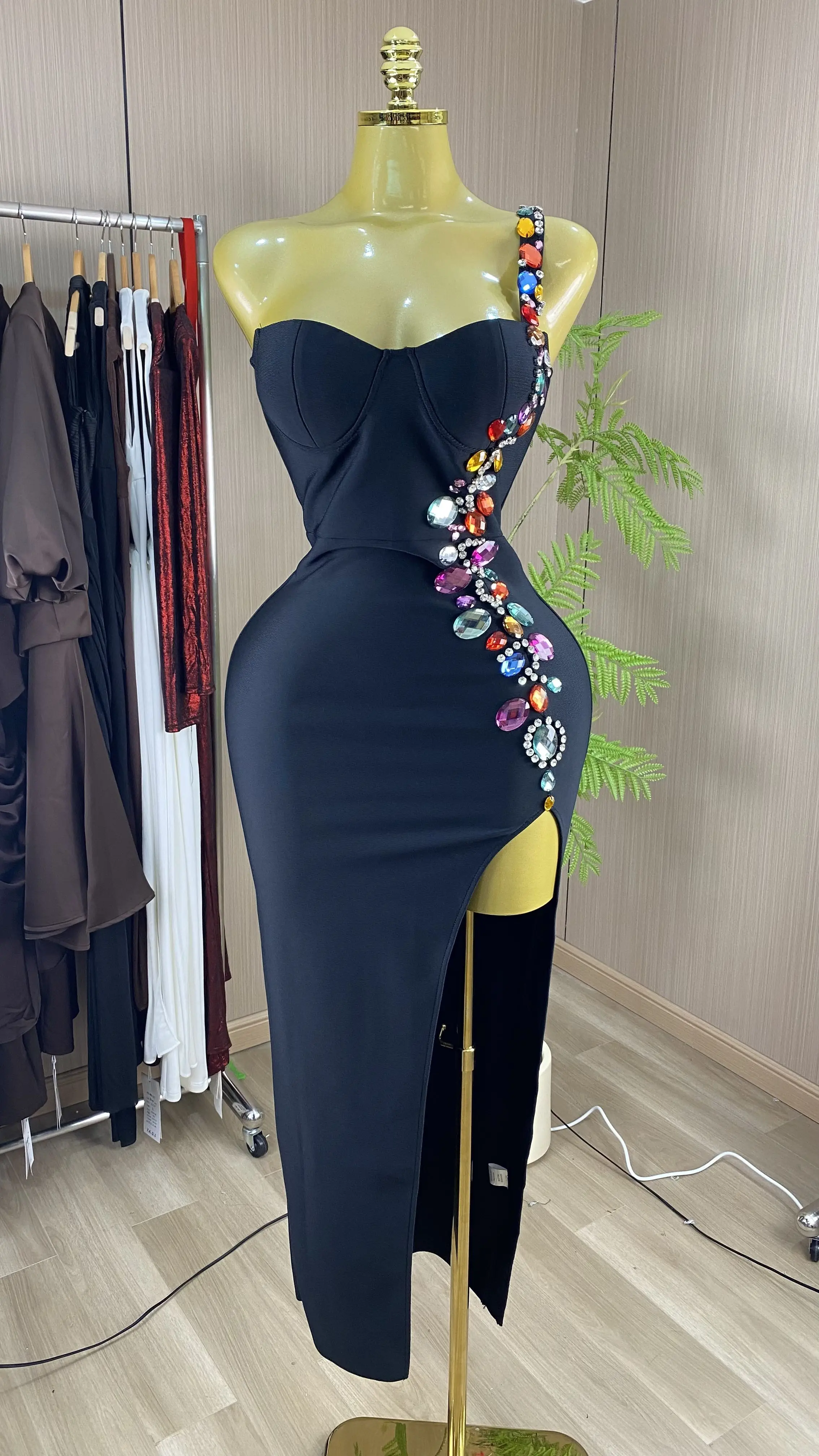 

A low-cut black dress with colored diamond cutouts, featuring an elegant and sophisticated party-style tie-up design.-GZXX847