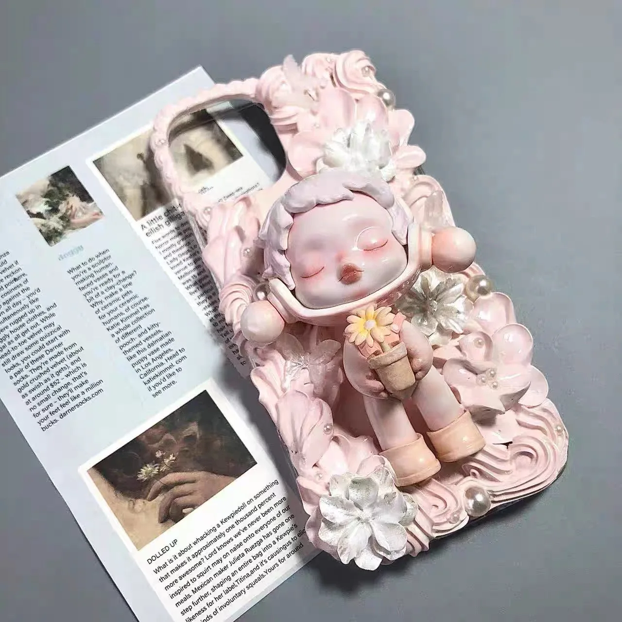 

The finished mobile phone case is customised. Find customer service to note the model, and it will be shipped within 15 days.