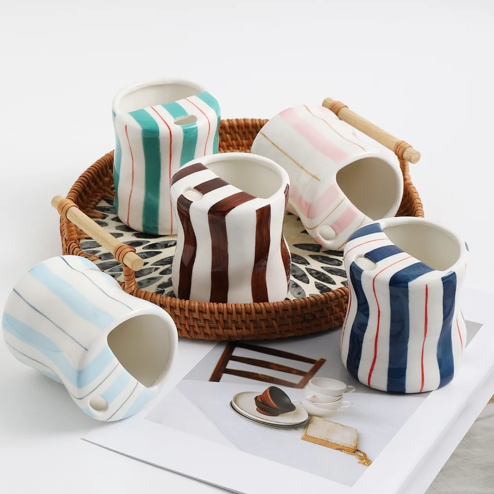 Tasses en céramique torsadées rayées avec trous pour pailles, tasses ondulées irrégulières pour café, décoration créative pour la maison, boissons et cadeaux
