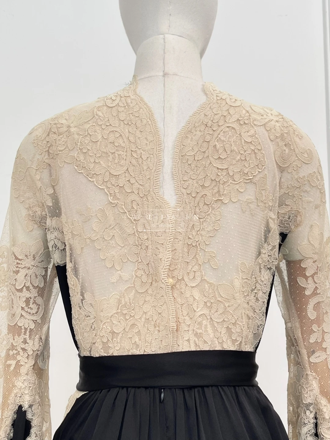 جودة عالية 2025 جديد بيج وردي كم طويل الدانتيل المرقعة عارية الذراعين غير النظامية هيم المرأة ميدي فستان