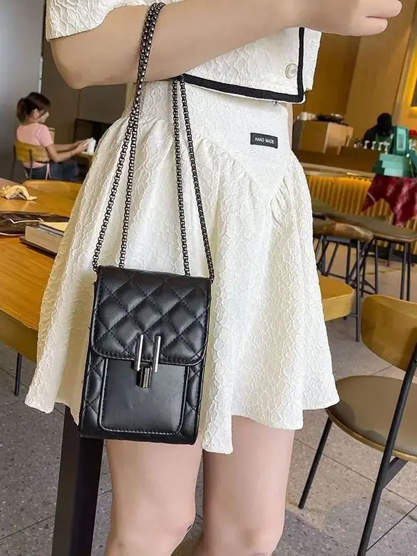 Schwarze Vertikale Leder-Handytasche für Damen mit Metallschnalle und Langer Kettengurt – Detail 2
