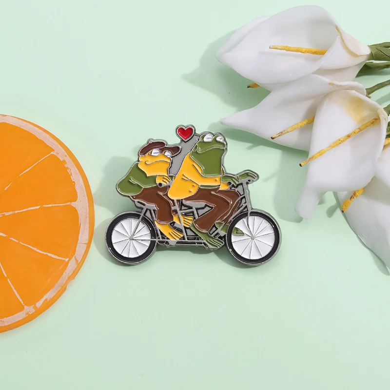 Эмалированная-булавка-в-виде-лягушки-и-Жабы-с-героями-мультфильмов-Юмористическая-история-забавная-Женская-одежда-воротник-рубашки-металлический-значок-ювелирная-булавка-для-шляпы-и-рюкзака