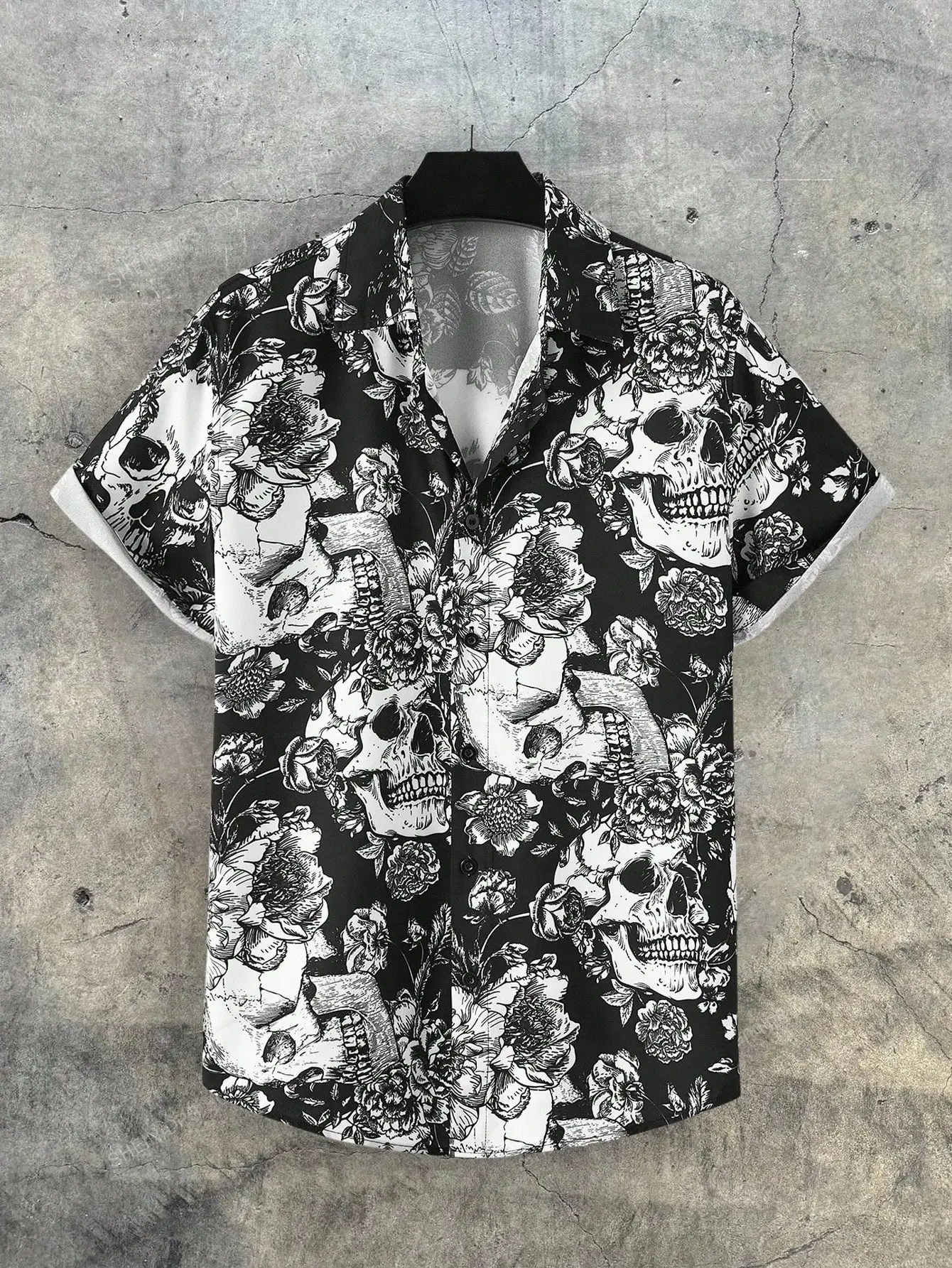 

Мужская черная повседневная рубашка с коротким рукавом и принтом черепов и цветов