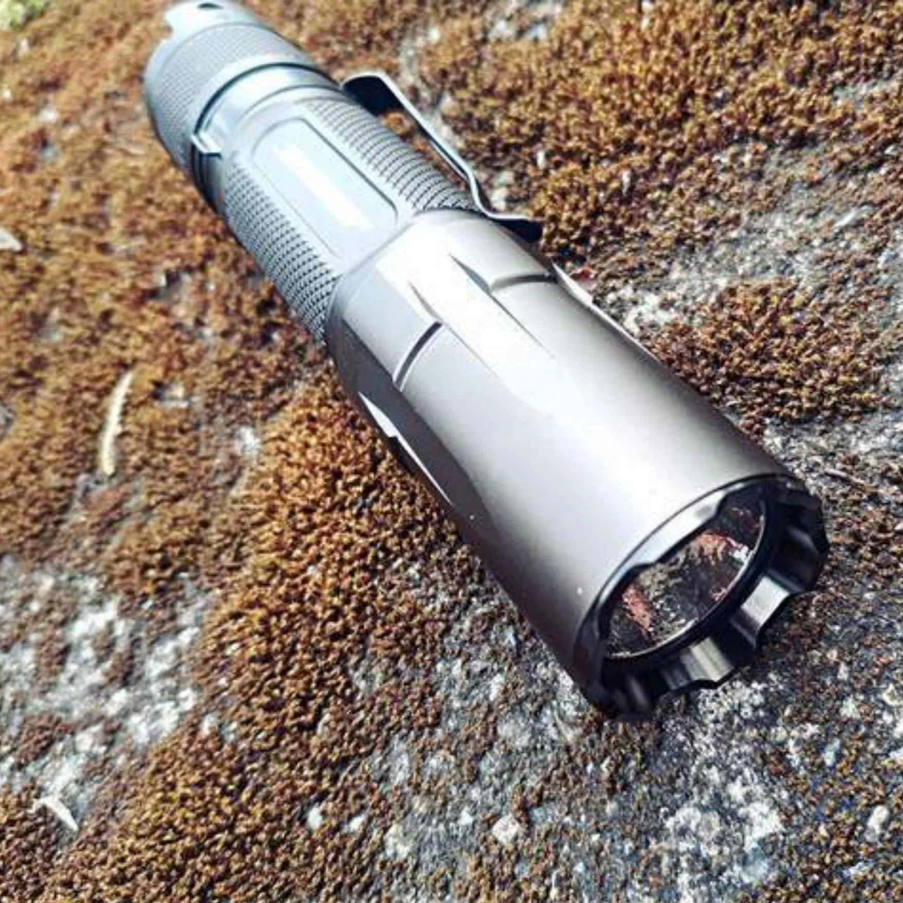 Rechargeable Tactical Flashlight XHP35 HD 2000LM Torch Light with 18650 Battery for Camping Self Defense-Jetbeam TH10R