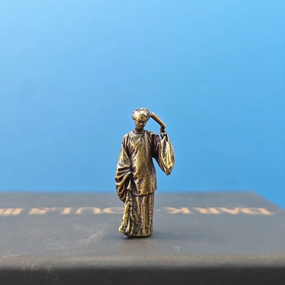 Brass miniature landscape, reading girl shyly blocking the lady of noble birth, figure model aquarium ancient style landscape