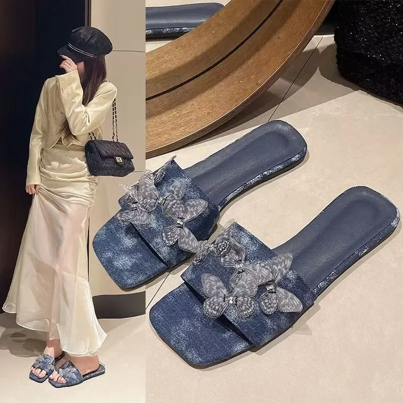

2025 НОВЫЕ женские тапочки с украшением в виде бабочки на плоской подошве, модные джинсовые шлепанцы в стиле ретро, повседневная пляжная обувь, уличные шлепанцы