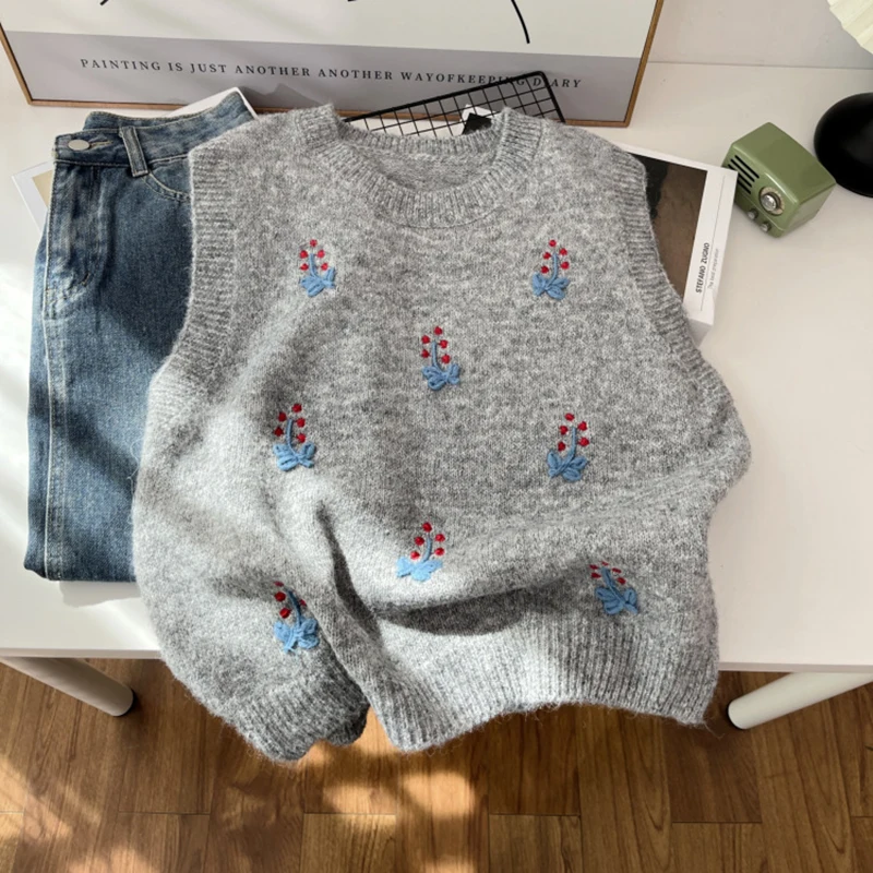 

Autumn Flower Embroidery Women's Vest Fashion O-neck All-match Sleeveless Knitted Tops Commuting Female Knitwear Trendy