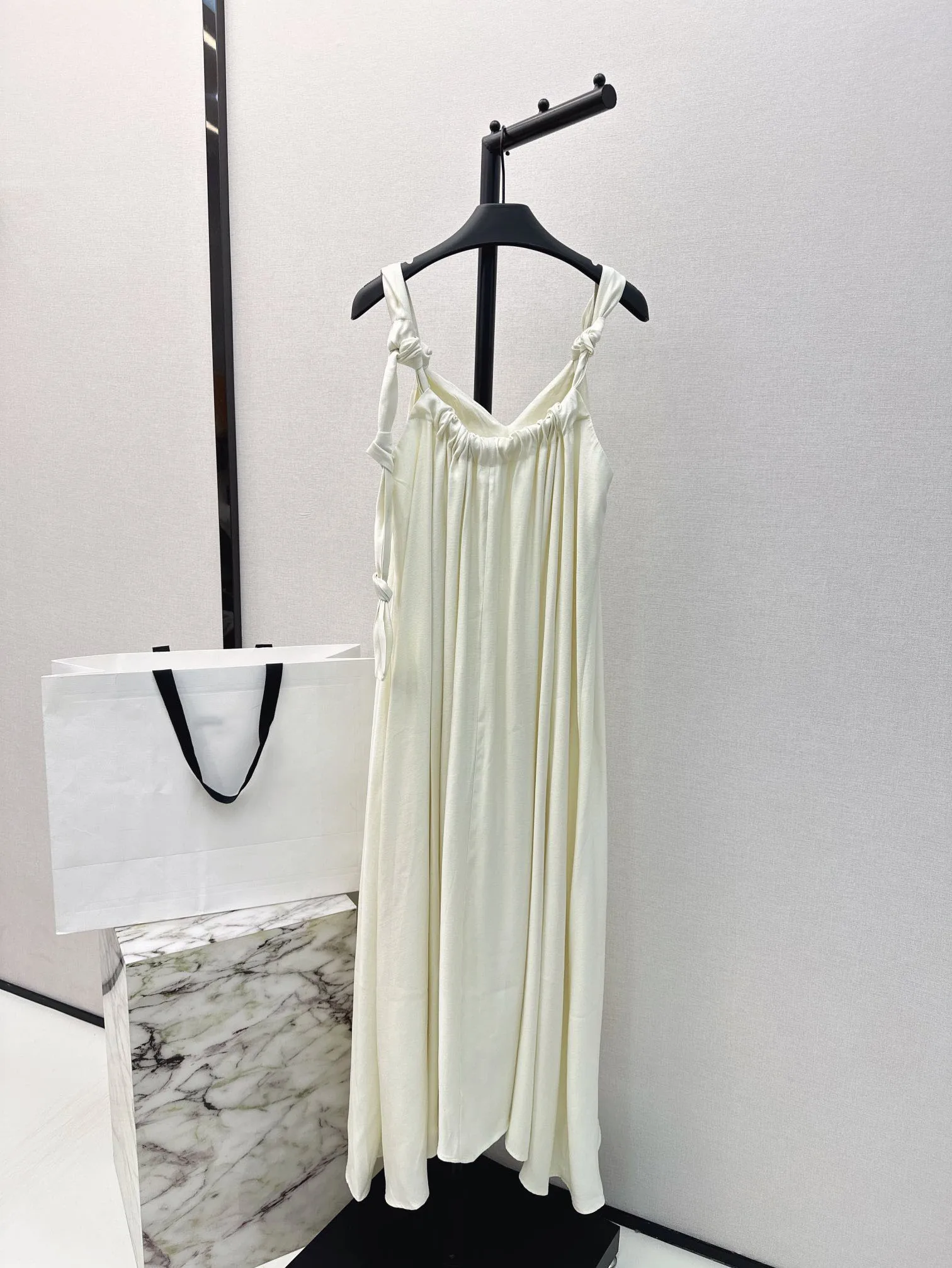 

2024 Summer New Women's Wear Loose minimalist style suspender twisted long dress 0430