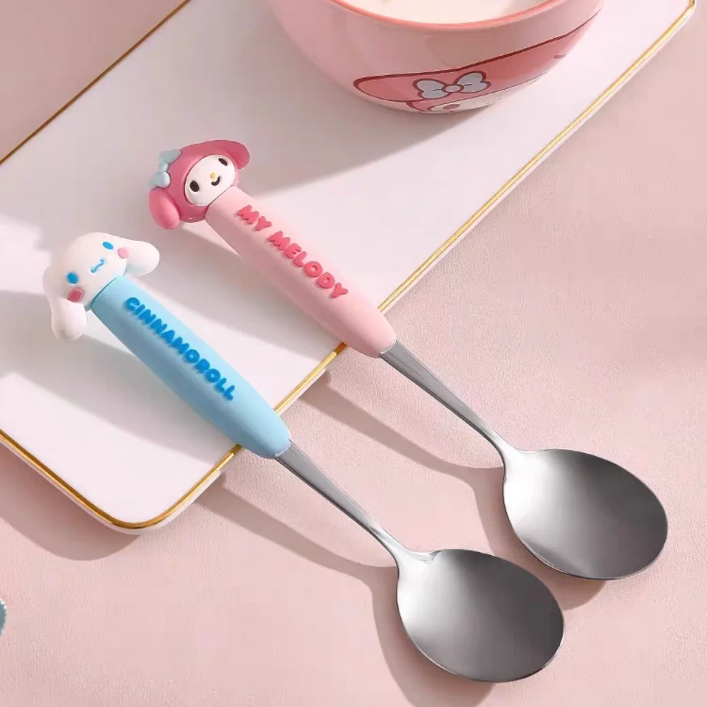

Натуральная ложка и вилка Sanrio Cinnamoroll, набор посуды, аниме, мультяшная мелодия, студенческая металлическая посуда с героями мультфильмов, рождественские подарки для девочек