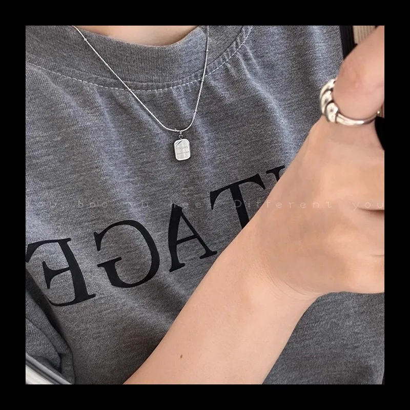 بسيطة حلوة وباردة الفضة مربع إلكتروني قلادة المرأة 2024 جديد تي شيرت سترة سلسلة ضوء الفاخرة المتخصصة الراقية Accessori