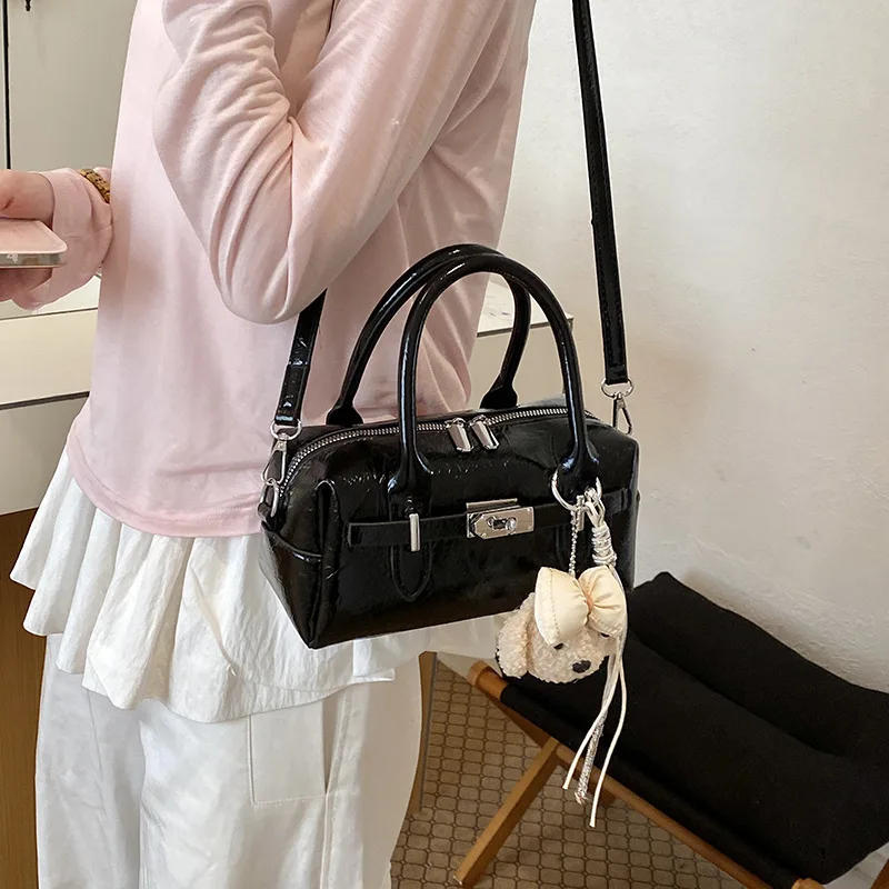 

Niche solid color bowling bag women's 2026 new versatile casual messenger bag ins portable pillow bag