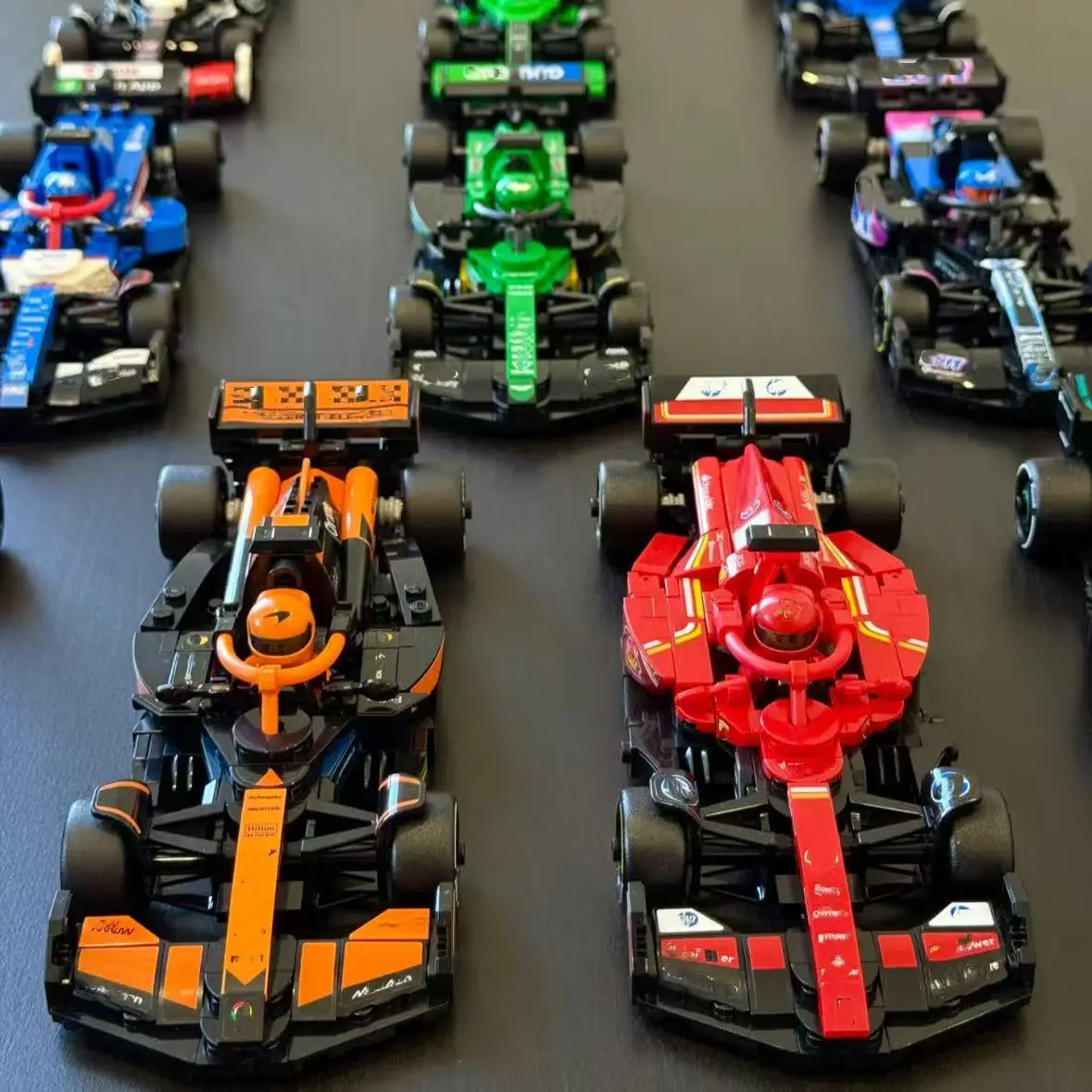 มินิโซ 2025 พร้อมส่ง DIY 66802: ชุดโมเดลรถแข่ง 10 ชิ้น ของตกแต่งสำหรับของขวัญวันเกิดและคริสต์มาส