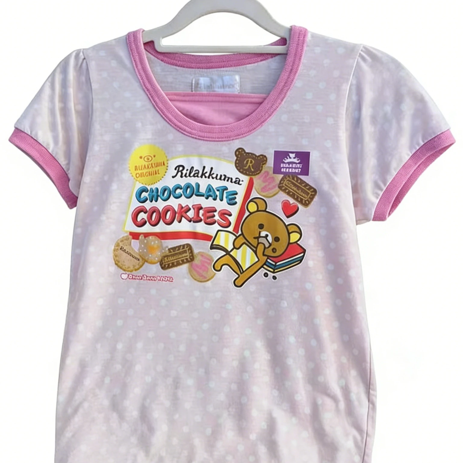 Schlankes, süßes japanisches Retro-Y2K-T-Shirt mit rosa Polka Dots und Rilakkuma-Motiv, Fake-Two-Piece-Design, Kawaii, edgy, lässiges Oberteil für junge Frauen im Harajuku-Stil.