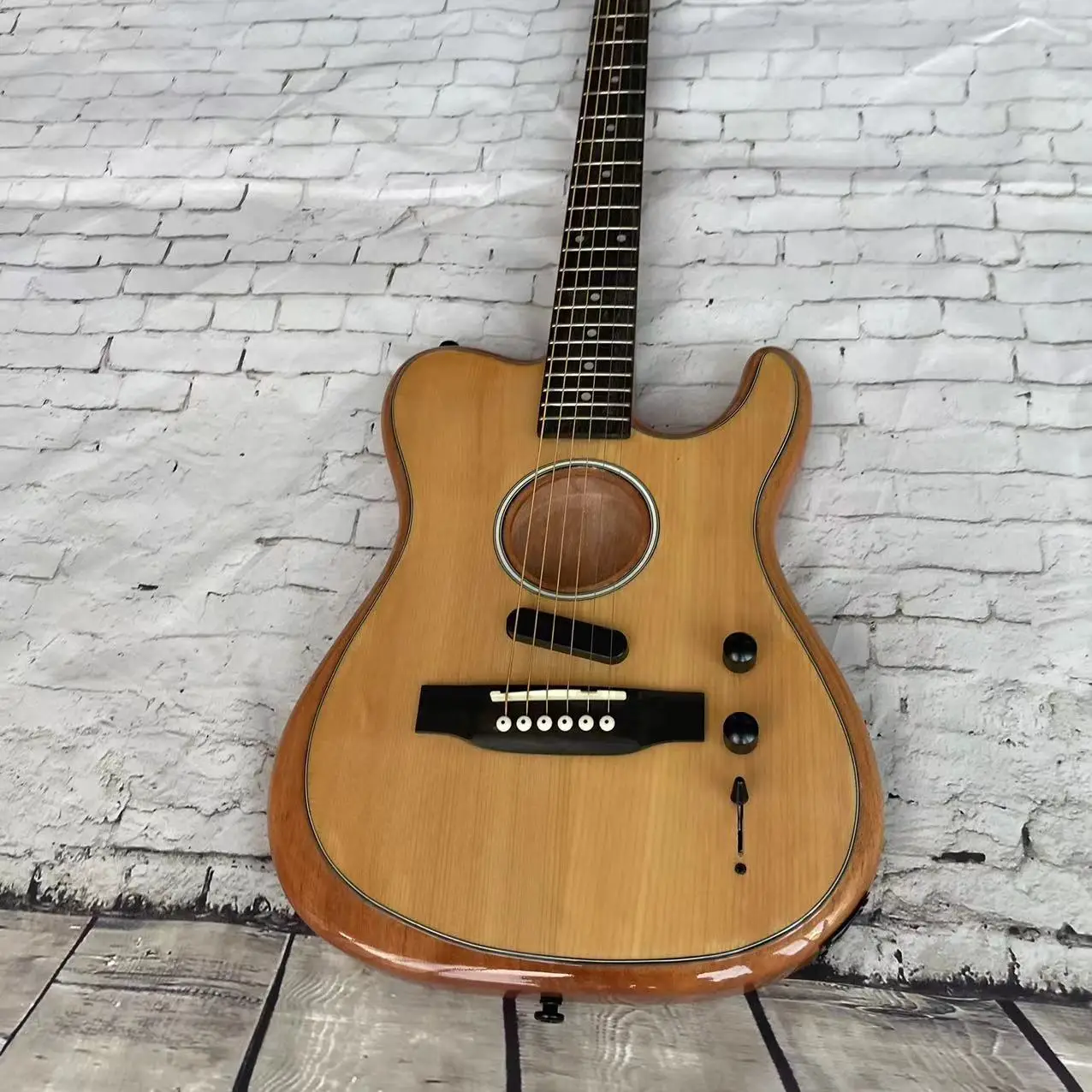 Guitar 6-string semi hollow TL electric guitar, with a natural wood color body and chrome plated accessories. Real factory pictu