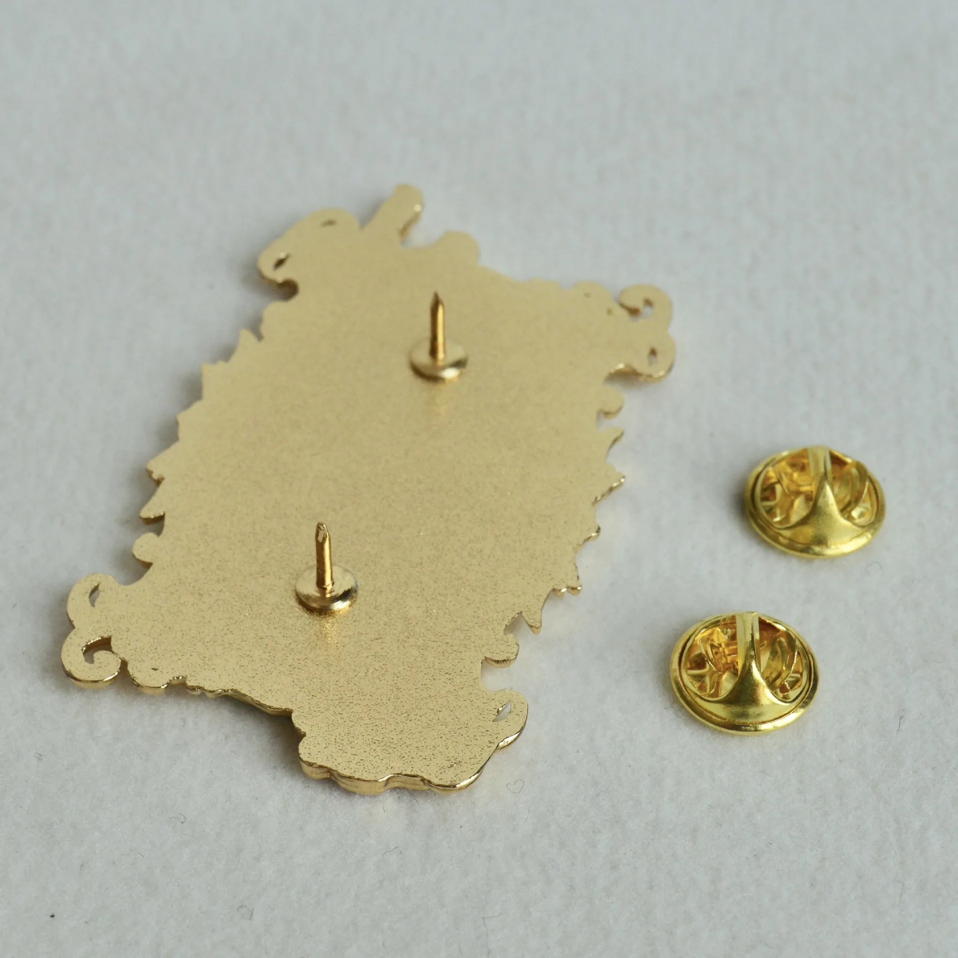 Bros Penyihir Film Anime Jepang untuk Pakaian Pin Kerah untuk Ransel Wanita Pin Enamel Lencana Logam Mainan Aksesori Perhiasan