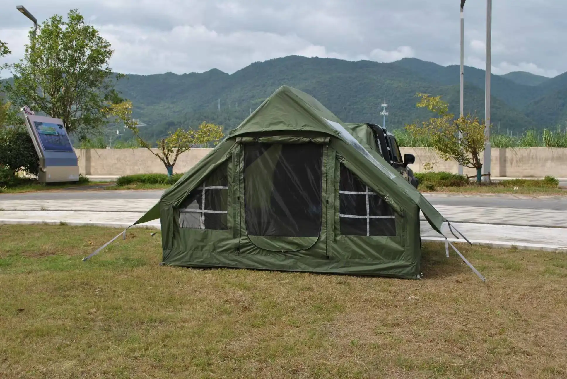 6㎡ Inflatable SUV Tailgate Tent, 3‑4 Person 420D OxfordWaterproofWindproof Air‑Beam Tent with Mesh Window for Camping Road Trip