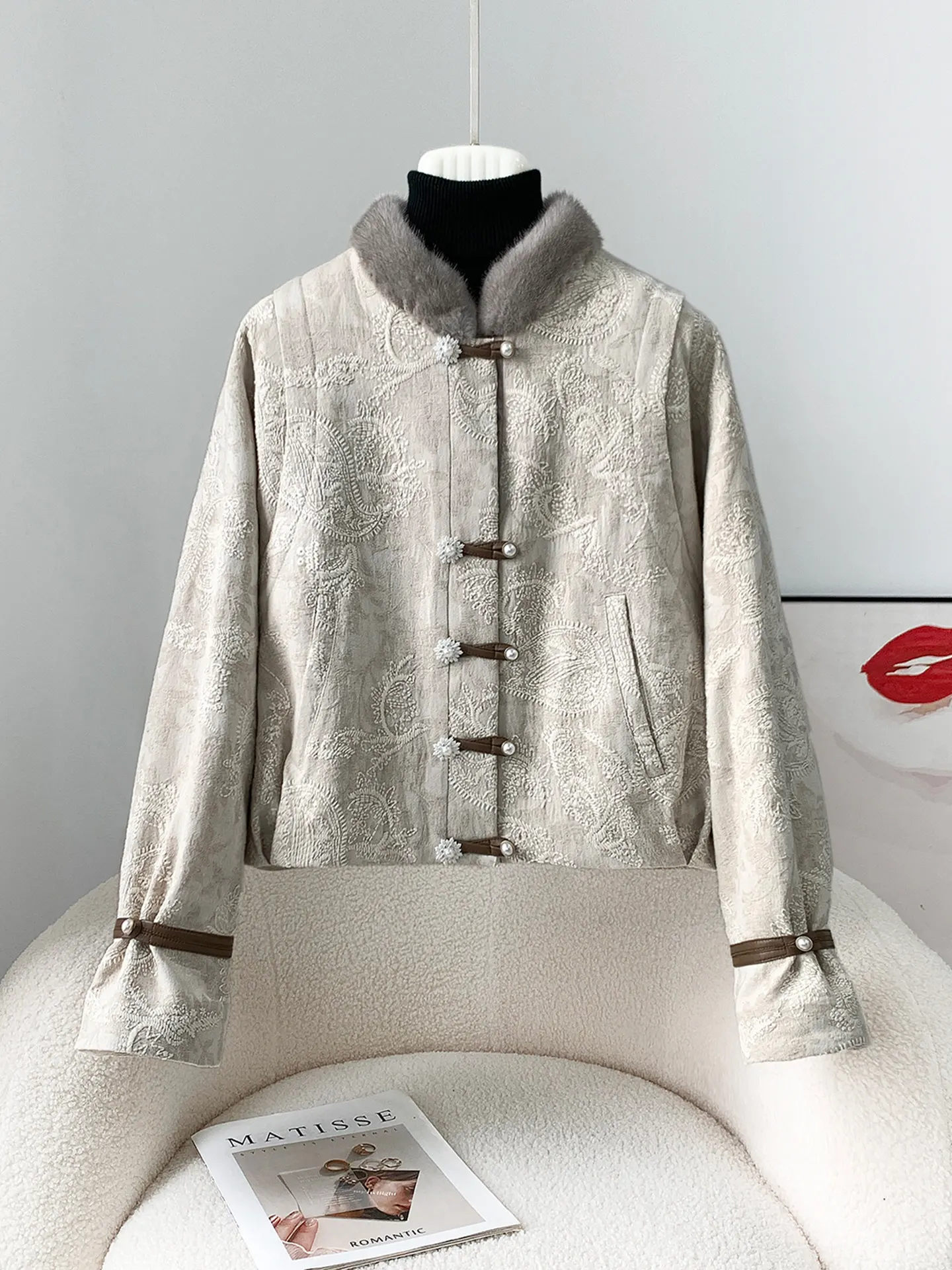 A new short Chinese-style fur coat for women in winter 2025 with imported mink fur and mulberry silk lining