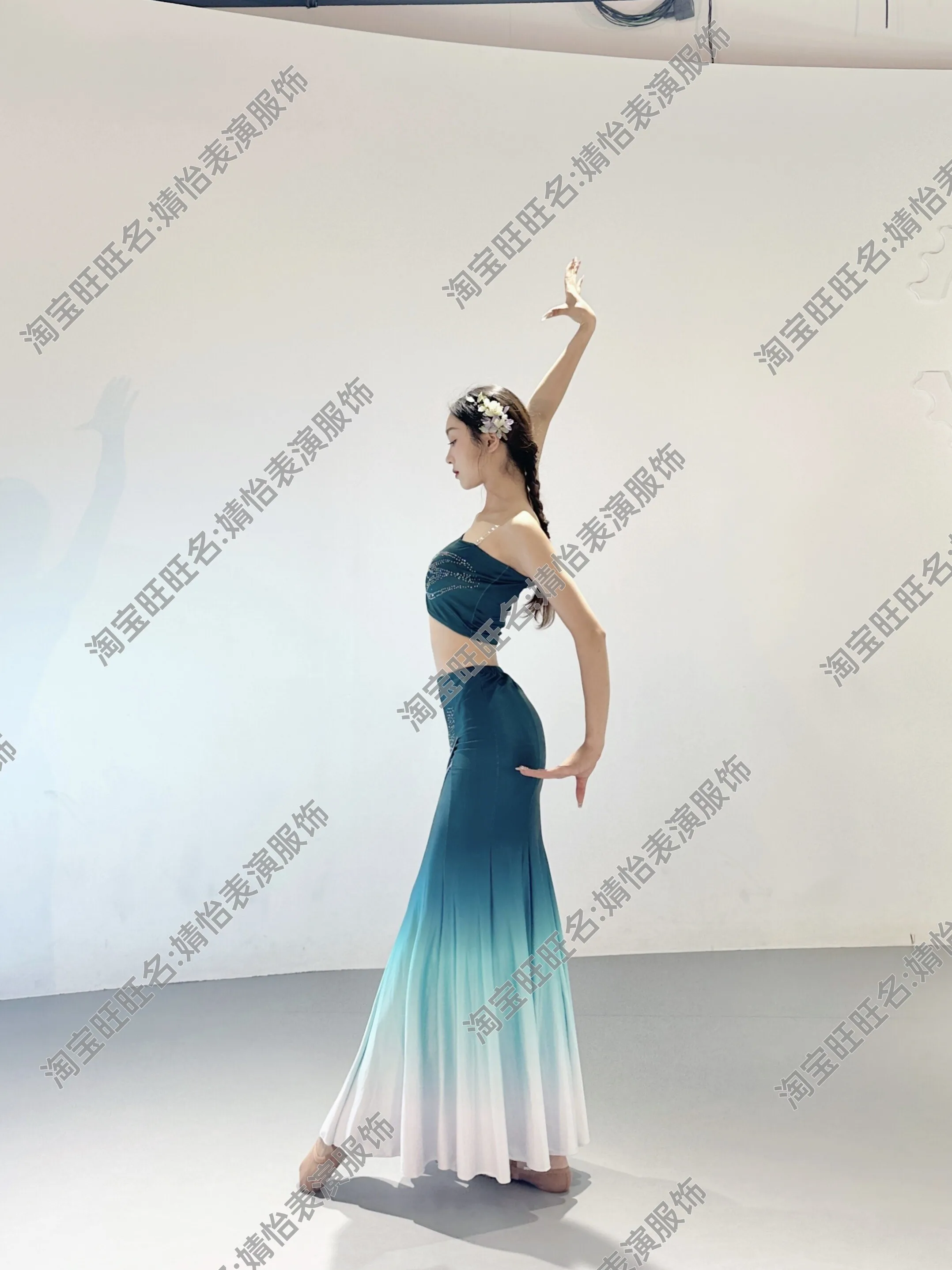 Women Dai Nationality Dance Wear Sleeveless Crop Top Flowy Gradient Long Skirt for Dance Rehearsal and Performance