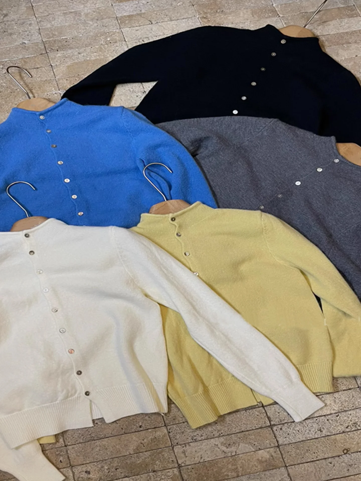 เสื้อคาร์ดิแกนไหมพรมถักยาว สวมใส่สบาย แฟชั่นสำหรับผู้หญิง ใช้งานได้หลากหลาย เหมาะสำหรับฤดูใบไม้ร่วงและฤดูหนาว สไตล์ลำลอง สีพื้น