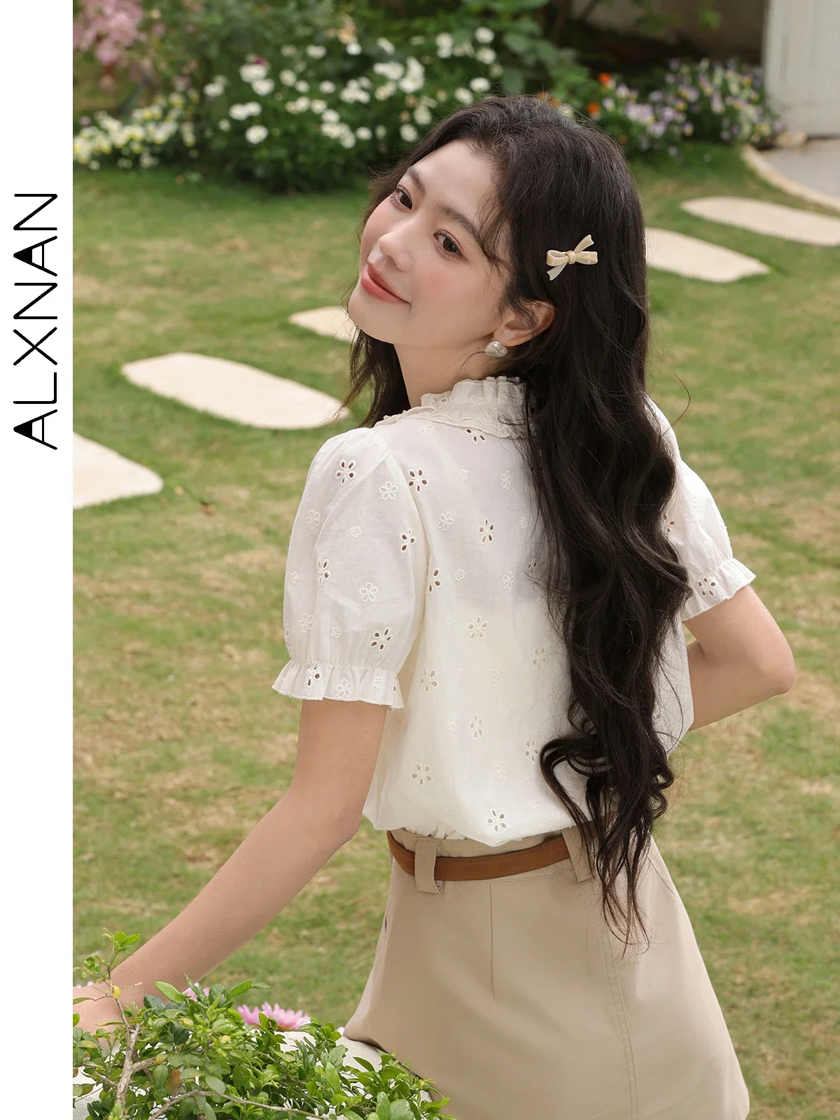 ALXNAN PLUS ขนาดเสื้อ Elegant Ruffled V คอพัฟแขน Hollow ผู้หญิงเสื้อ 2025 ฤดูร้อนเสื้อแขนสั้นสุภาพสตรีใหม่ D10020