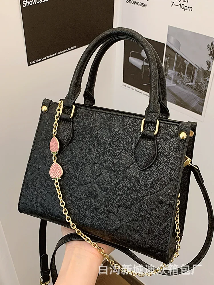 

Женская сумка-тоут с винтажным принтом — цепочка, простой дизайн, многосторонняя переноска (рука/плечо/кросболо), стильная роскошная атмосфера