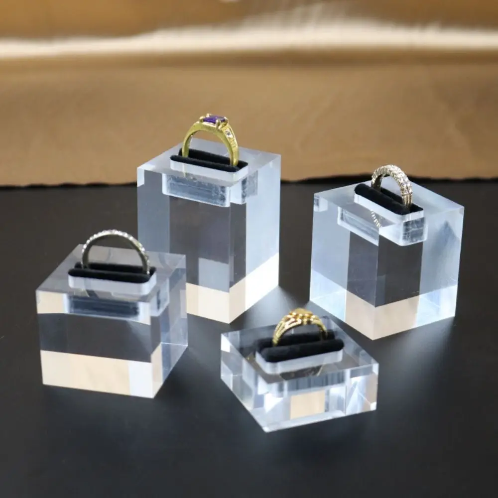 

Уникальная квадратная акриловая подставка для колец, защитный держатель для ювелирных изделий с защитой от царапин, 3 высота, утолщенное прозрачное кольцо-органайзер, орнамент