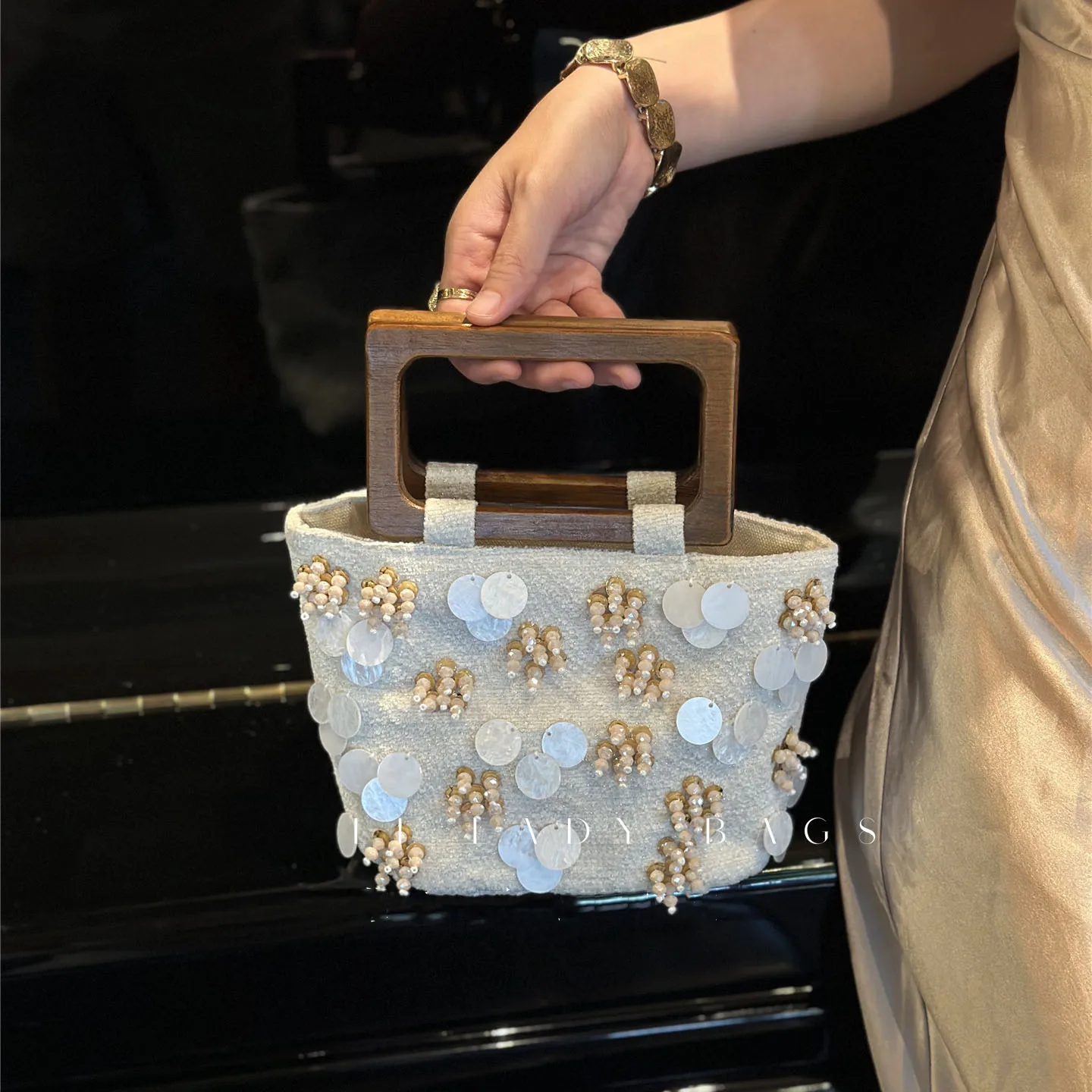 Flower Beading Wooden Handle Handbag French Fashion Elegant Retro Luxury Sequin Design Vacation Style Women Crossbody Bags