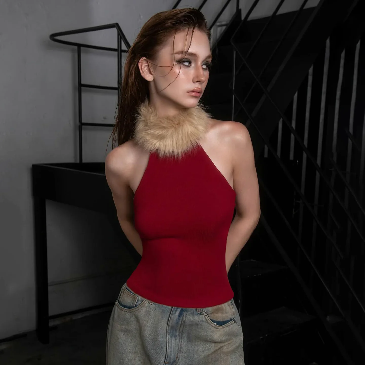 

Zeyla красный вязаный жилет в американском стиле ретро с вставкой из искусственного меха и круглым вырезом, облегающий рождественский эстетичный повседневный наряд без рукавов на осень и зиму