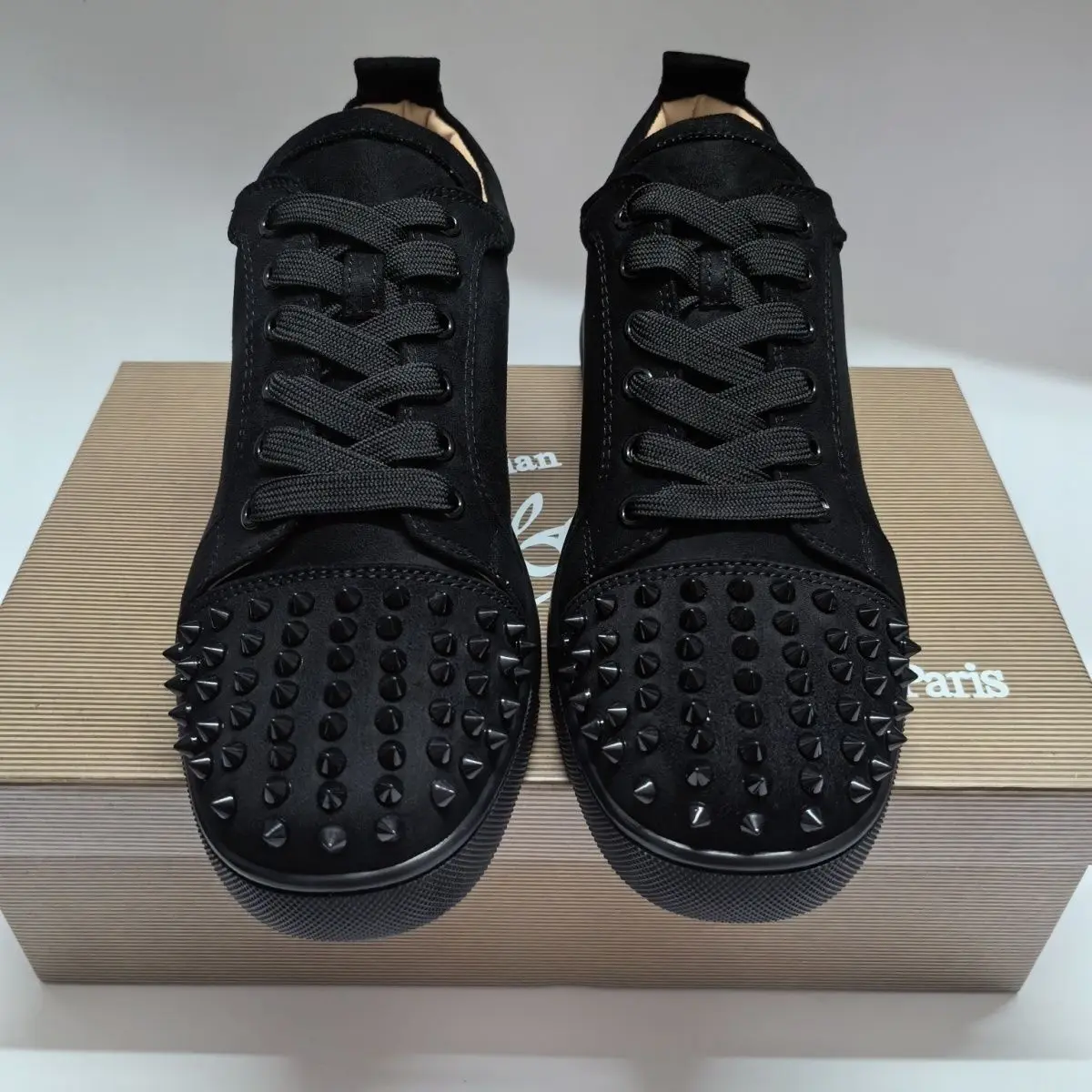 2025 nuevos zapatos casuales de corte bajo con remaches negros a la moda para hombres, zapatos casuales de cabeza redonda con cordones para hombres de calle alta con zapatos rojos