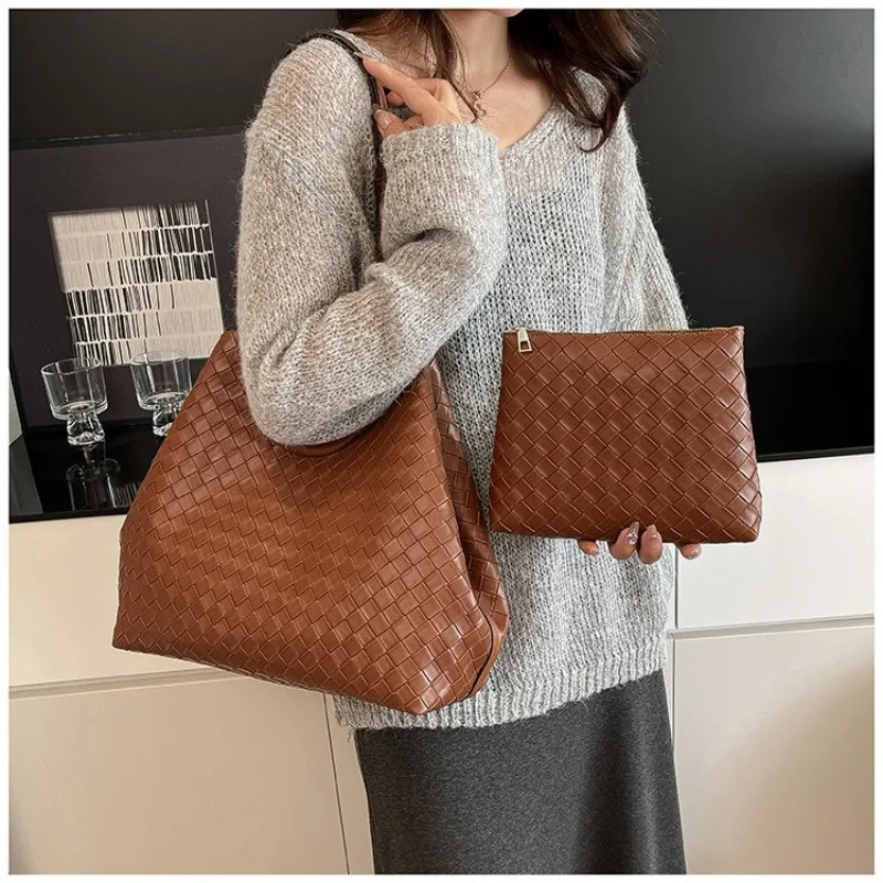 

2025 Retro Imitation Woven Pattern Simple Large Capacity Shoulder Bag Fashionable Versatile Work Commuter Handbag