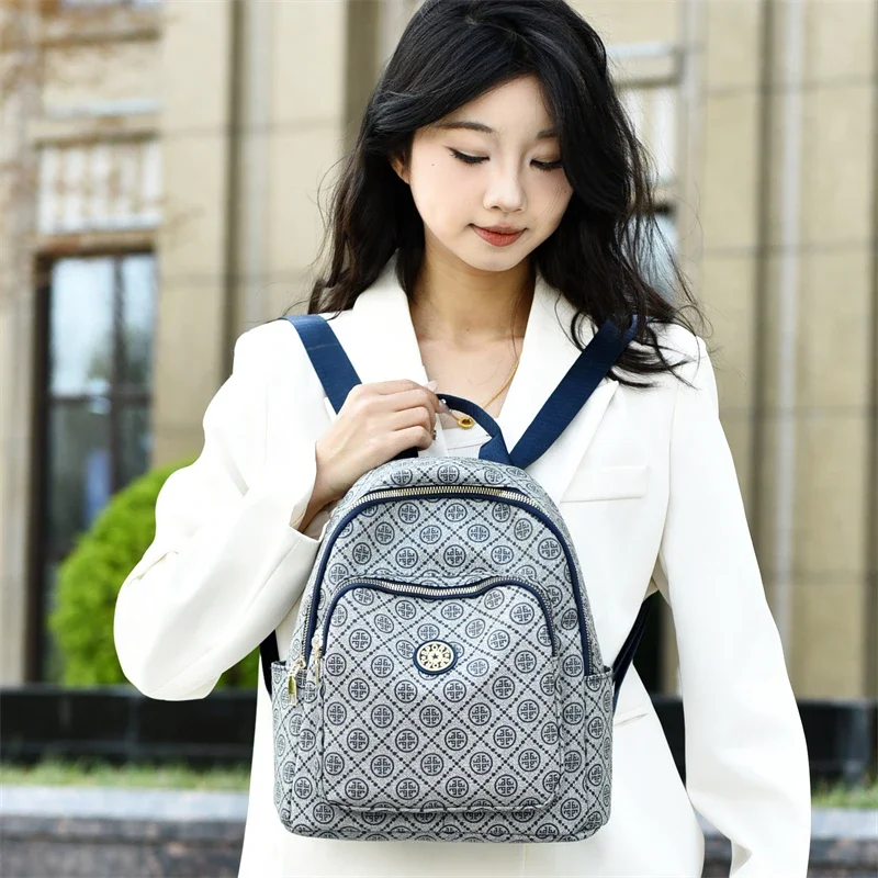 Mochila criativa para mulheres, 2025 novo estilo, elegante, leve, mochila escolar de monograma retrô de viagem, mochila casual feminina