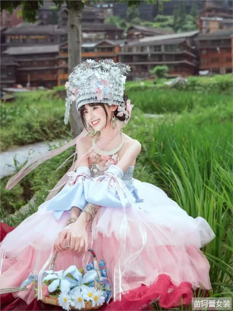 

Ethnic costume women's exquisite strapless and hand-sleeved three-color cake dress performance style photography