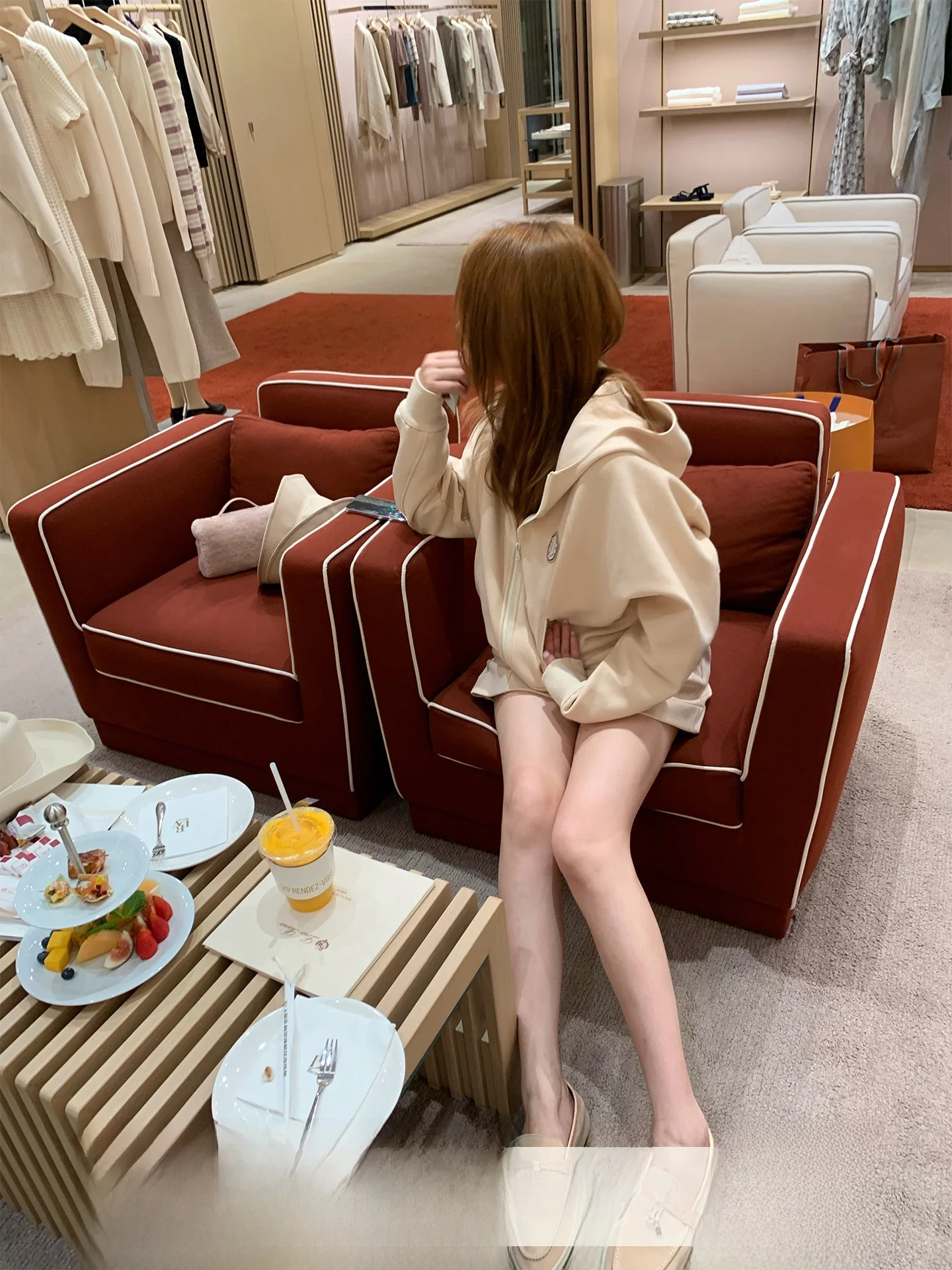 

Комплект DoggyQin Cozyfit: уютный худи и спортивные шорты, повседневный спортивный костюм из двух предметов, комфортный, дышащий, женский, модный