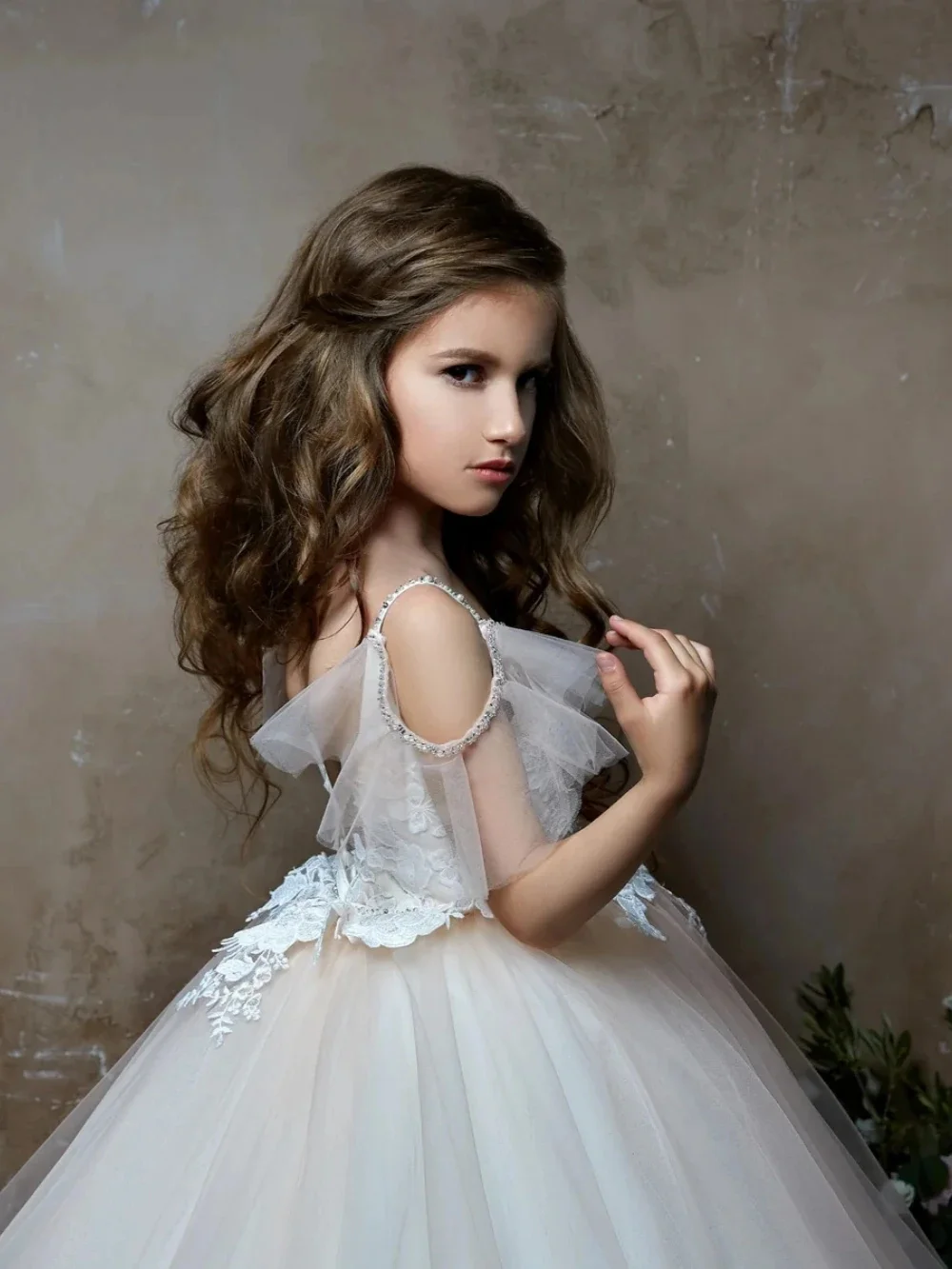 Maßgeschneidertes Blumenmädchenkleid für die Hochzeit, V-Ausschnitt, Spitzenapplikationen, Tüll, bodenlang, Prinzessinnen-Ballkleid für Kinder zur Erstkommunion