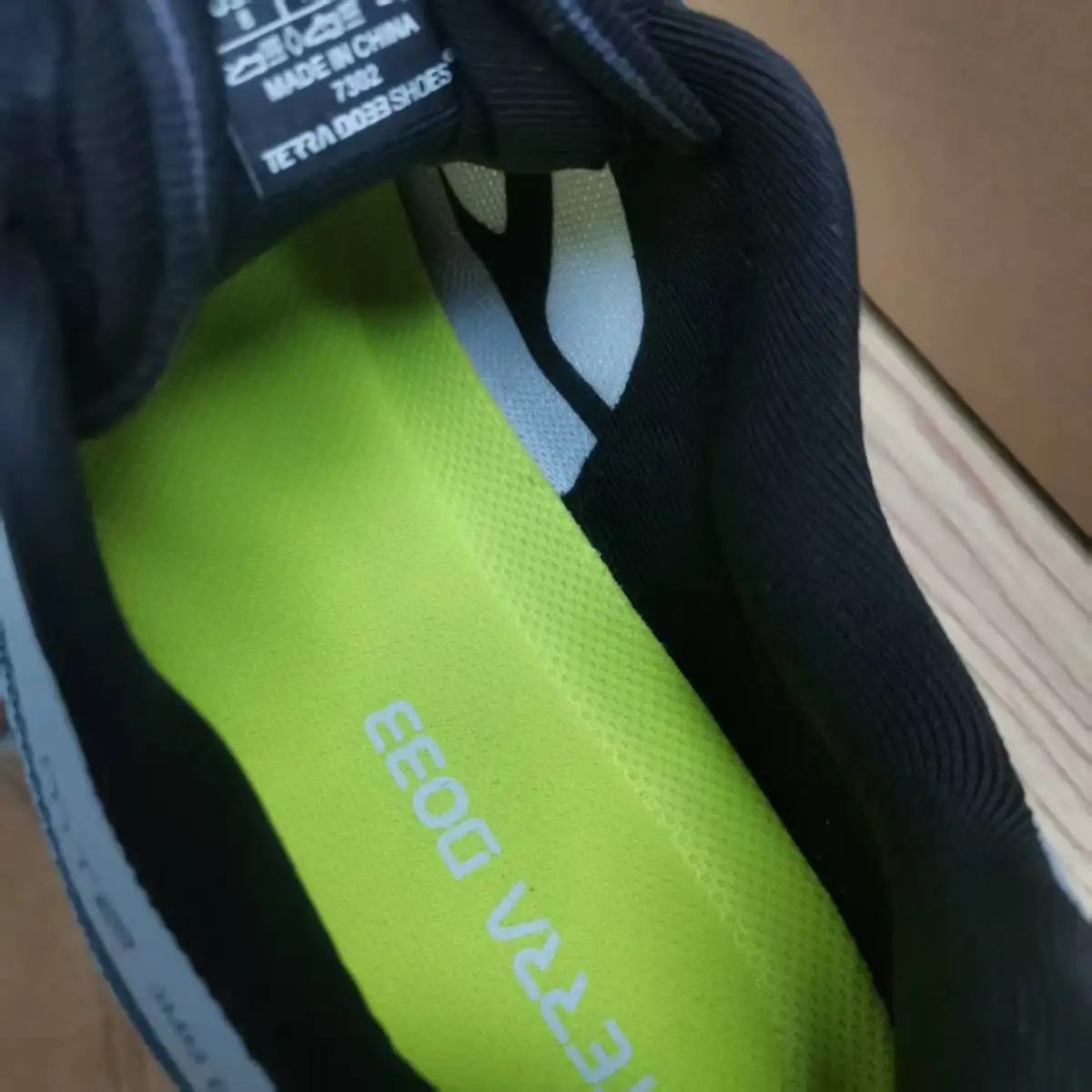 

Comfortable men's sports shoes, breathable women's flying knitted running shoes for students and teenagers