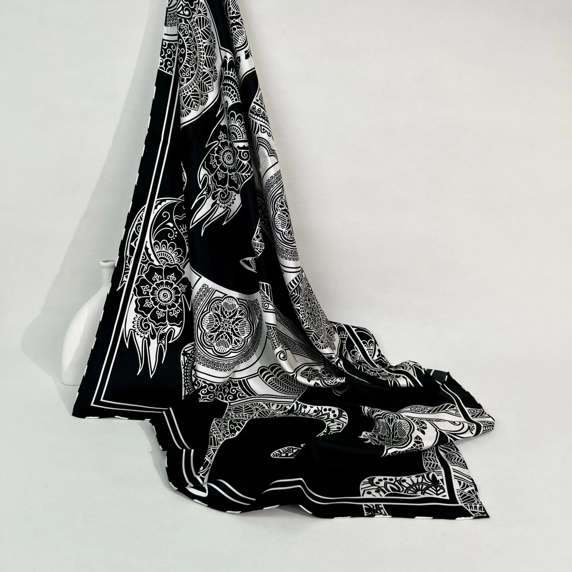 الحصان الأسود وشاح حريري 90 سنتيمتر هرمز توالت حواف شالات الأوشحة الفاخرة رئيس حقيبة الديكور هدية الكريسماس الملابس والاكسسوارات