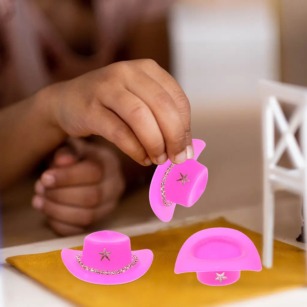 

12 шт. миниатюрных ковбойских шляпок, безопасные, прочные, практичные, с искусственными стразами и цепочками для украшения шляп