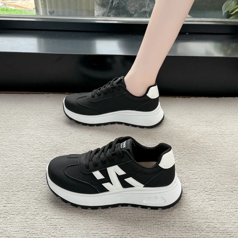2026 ربيع جديد أحذية رياضية من الجلد المرأة جولة الرأس الدانتيل سميكة القاع حذاء كاجوال احذية الجري العصرية ومتعددة الاستخدامات