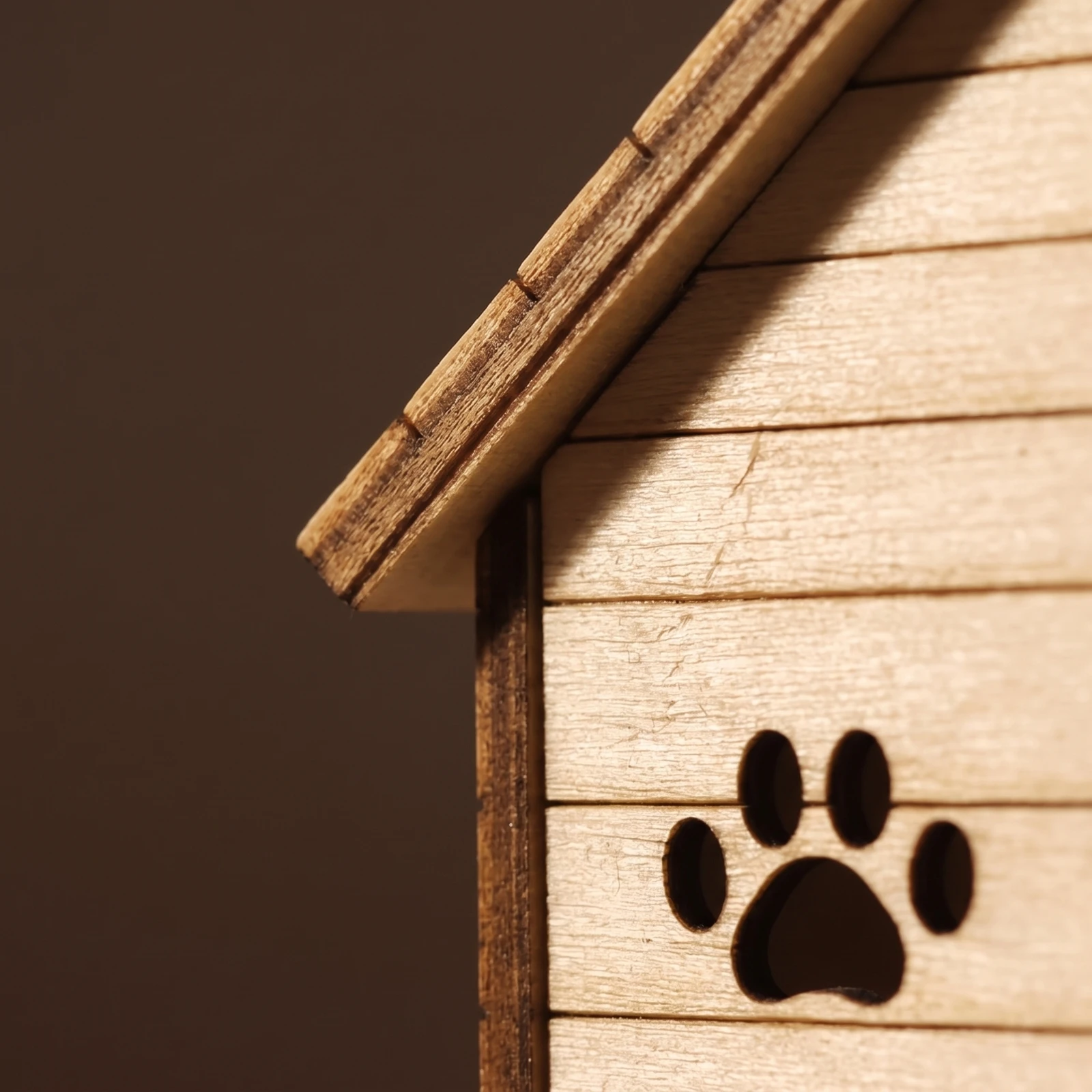 Miniature Dog House Gabled Roof Dollhouse Doghouse Wooden Pet House Prop Detailed Realistic for Photographers
